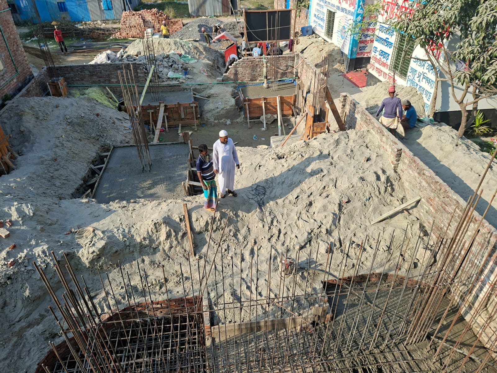 মসজিদ মাদ্রাসা কমপ্লেক্স নির্মাণ কাজ চলমান।