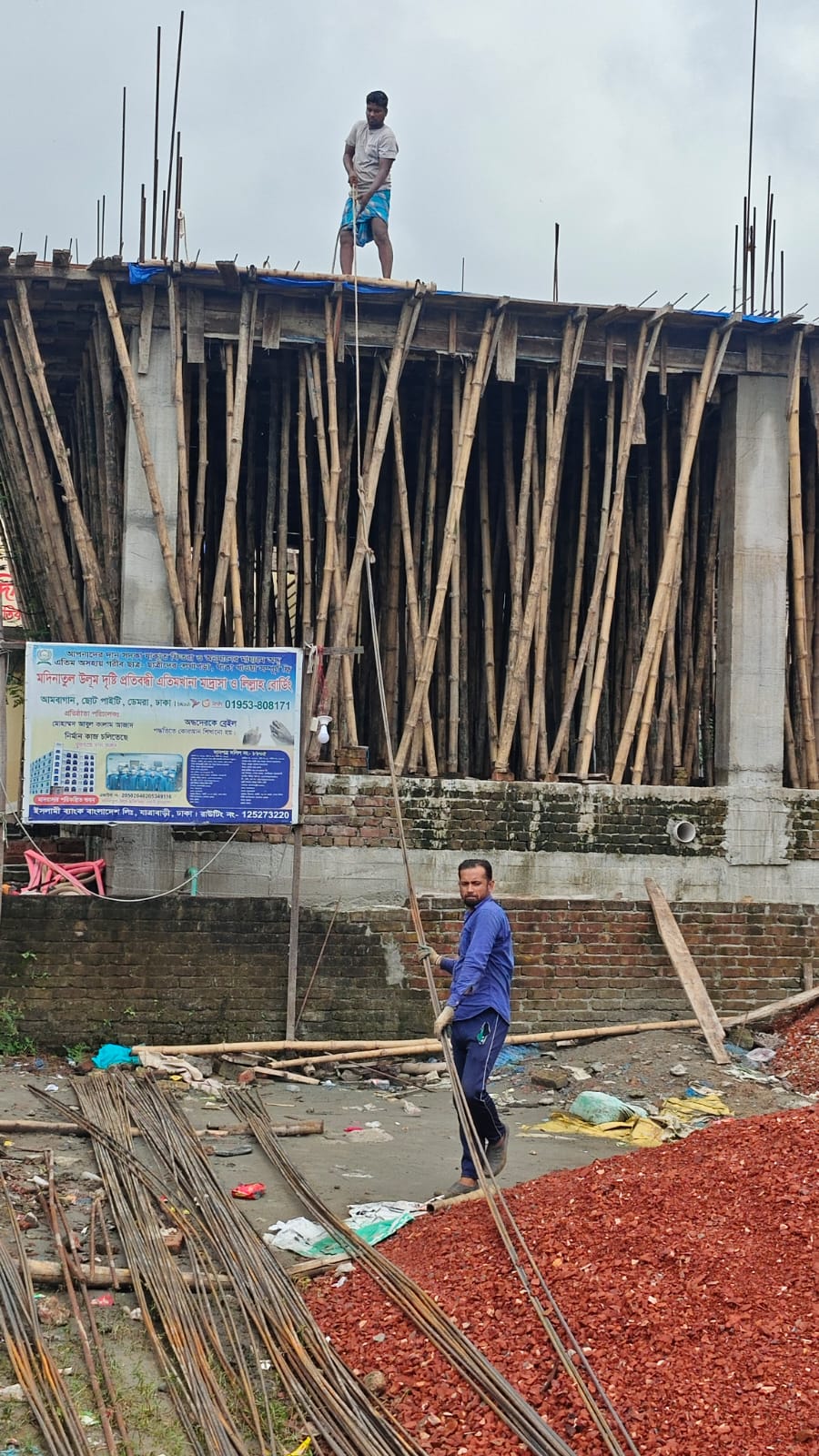 মসজিদ মাদ্রসা কমপ্লেক্স এর প্রথম ছাদ ঢালাই।