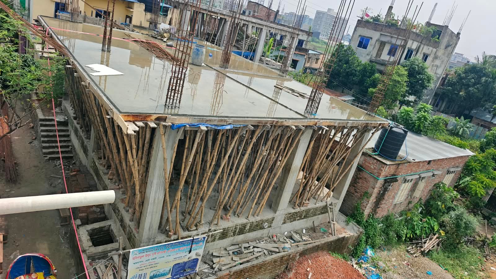 এখন আমাদের দ্বিতীয় তলার ছাদ ঢালাইয়ের কাজ শুরু